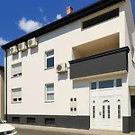 Zara Apartment- Near The Old Town ,cool And Shaded ,3 Acs , Free Parking & Peaceful Mostar