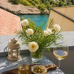 Zara Apartment- Near The Old Town ,cool And Shaded ,3 Acs , Free Parking & Peaceful *