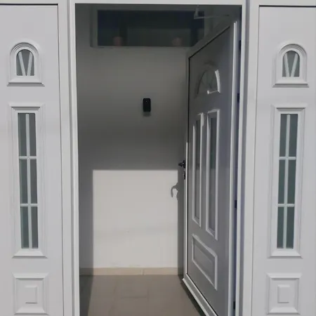 Διαμέρισμα Zara Apartment- Near The Old Town ,cool And Shaded ,3 Acs , Free Parking & Peaceful Μόσταρ