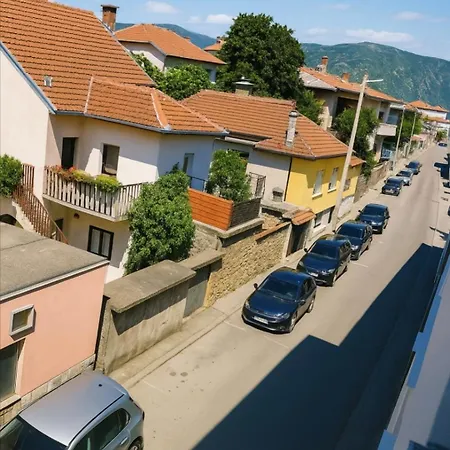 Διαμέρισμα Zara Apartment- Near The Old Town ,cool And Shaded ,3 Acs , Free Parking & Peaceful Μόσταρ
