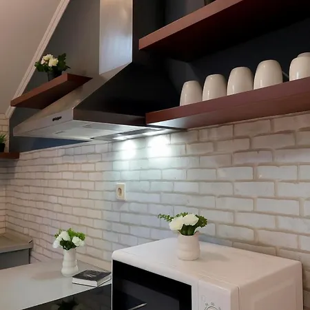 Zara Apartment- Near The Old Town ,cool And Shaded ,3 Acs , Free Parking & Peaceful Διαμέρισμα *