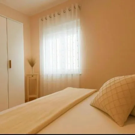 Zara Apartment- Near The Old Town ,warm,3 Acs , Free Parking & Peaceful モスタル