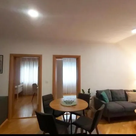 Zara Apartment- Near The Old Town ,warm,3 Acs , Free Parking & Peaceful アパート