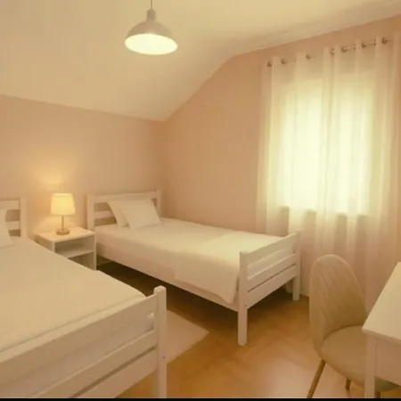 Zara Apartment- Near The Old Town ,warm,3 Acs , Free Parking & Peaceful アパート