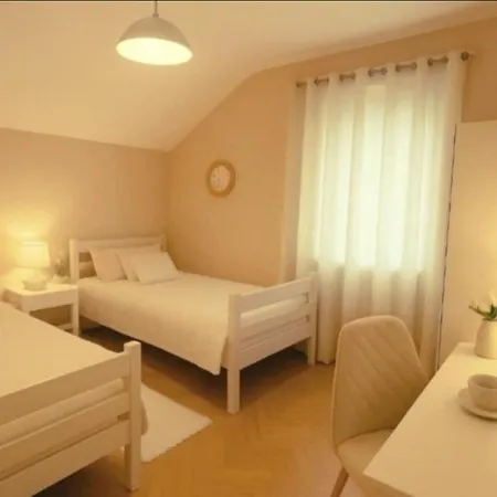 Zara Apartment- Near The Old Town ,warm,3 Acs , Free Parking & Peaceful דירה *