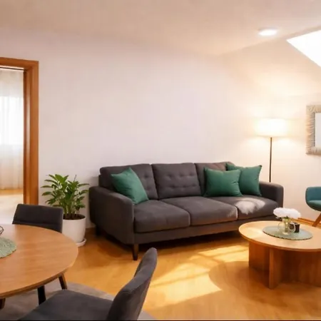 Zara Apartment- Near The Old Town ,cool And Shaded ,3 Acs , Free Parking & Peaceful *