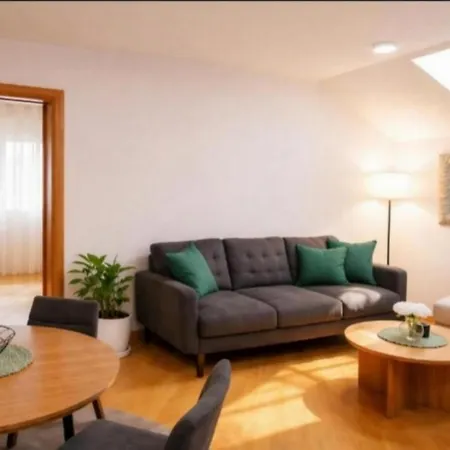 Zara Apartment- Near The Old Town ,cool And Shaded ,3 Acs , Free Parking & Peaceful *