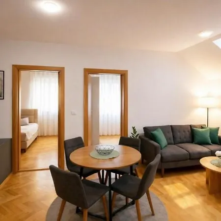 Zara Apartment- Near The Old Town ,cool And Shaded ,3 Acs , Free Parking & Peaceful *