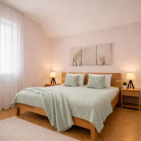 Zara Apartment- Near The Old Town ,cool And Shaded ,3 Acs , Free Parking & Peaceful Appartement *