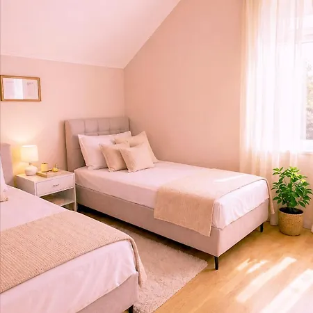 Διαμέρισμα Zara Apartment- Near The Old Town ,cool And Shaded ,3 Acs , Free Parking & Peaceful *
