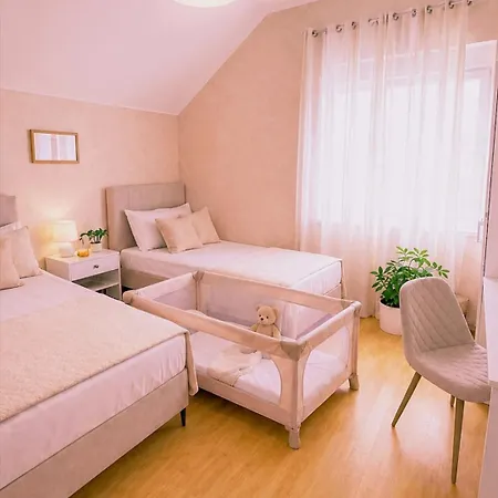 Zara Apartment- Near The Old Town ,cool And Shaded ,3 Acs , Free Parking & Peaceful Μόσταρ