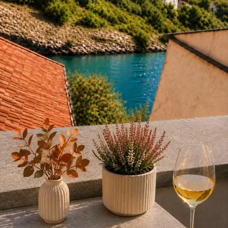Zara Apartment- Near The Old Town ,cool And Shaded ,3 Acs , Free Parking & Peaceful *