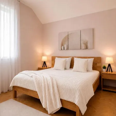 Διαμέρισμα Zara Apartment- Near The Old Town ,cool And Shaded ,3 Acs , Free Parking & Peaceful *