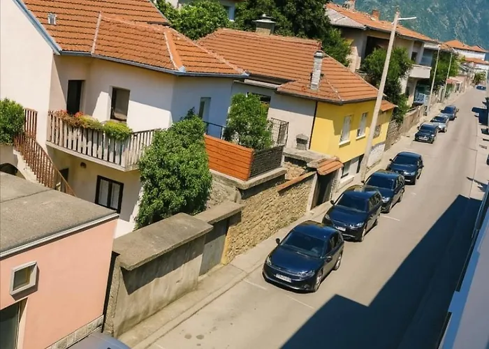 Lägenhet Zara Apartment- Near The Old Town ,cool And Shaded ,3 Acs , Free Parking & Peaceful Mostar